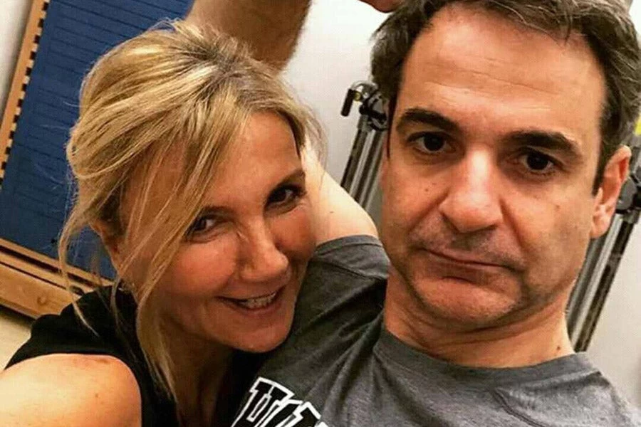 Μέγα “φάουλ” Μητσοτάκη – Εδεσε τα κορδόνια του μπροστά σε άγημα που στεκόταν προσοχή – Δεν τον θέλει σήμερα